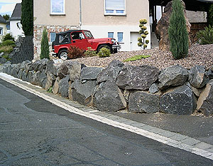 Basaltmauer und Steingarten